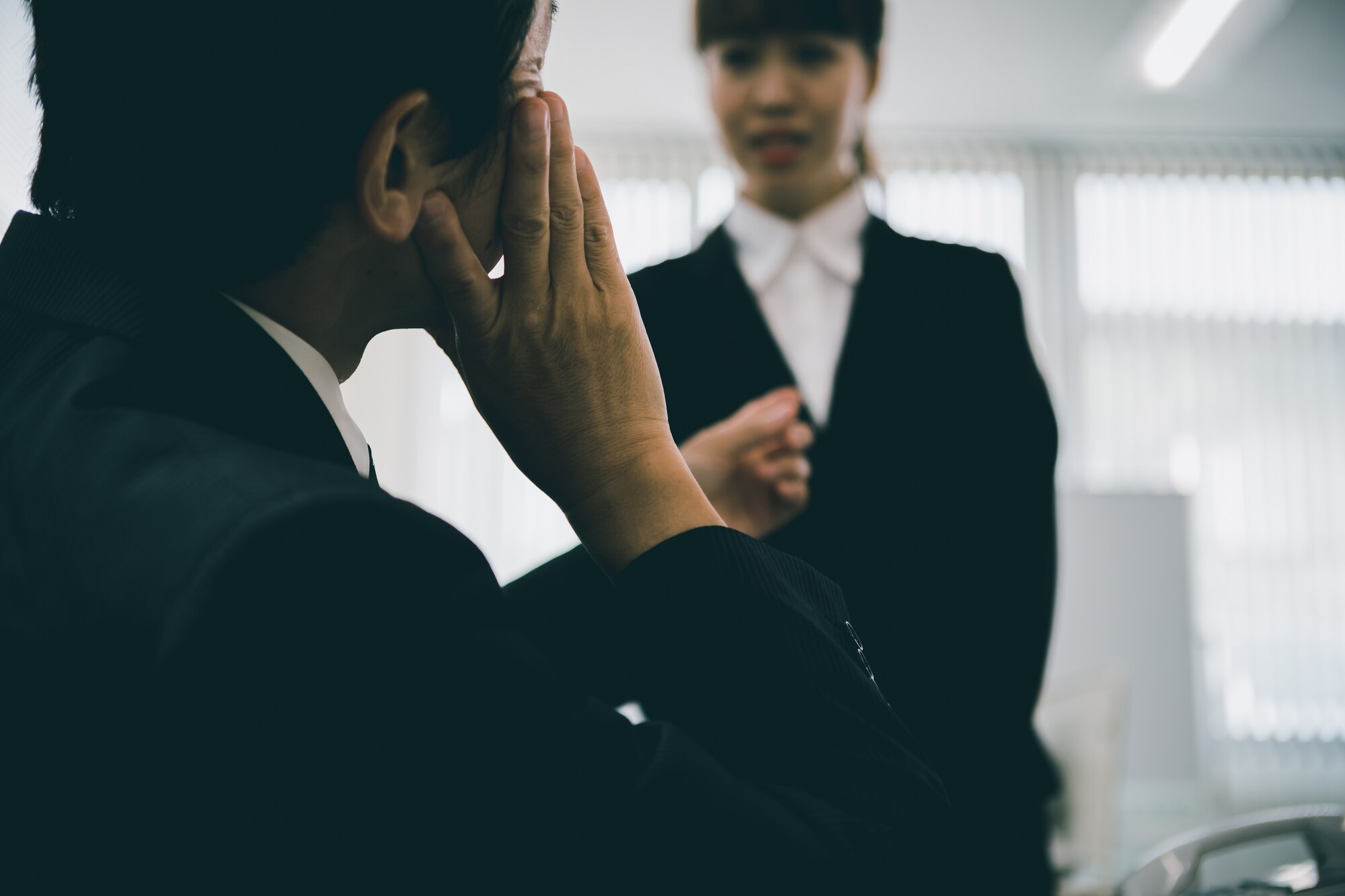 卑猥な発言やしつこく食事に誘うことはセクハラになるのか L 証拠の集め方も詳しく解説 弁護士ドットコム