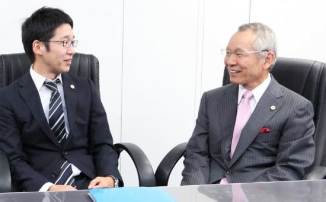 弁護士2名