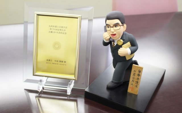 弁護士在籍40年表彰の記念品/中島弁護士に似たの博多人形の当番弁護士