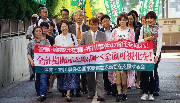 法廷入りする桜井さんら（2019年5月27日、編集部撮影、東京地裁前）