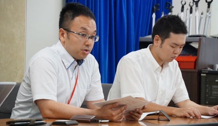 代理人の明石純平弁護士（左）と高橋寛弁護士