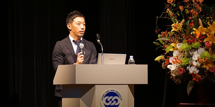 パネルに先だち基調講演で話す西田氏