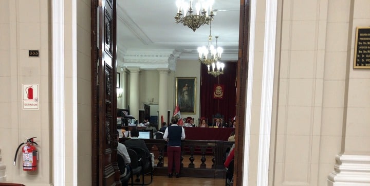 こちらは刑事の法廷