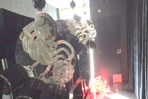 熊本地震被災直後のキャバクラの様子。エントランスホールのシャンデリアが床付近まで落ちてきた（黒川さん提供）