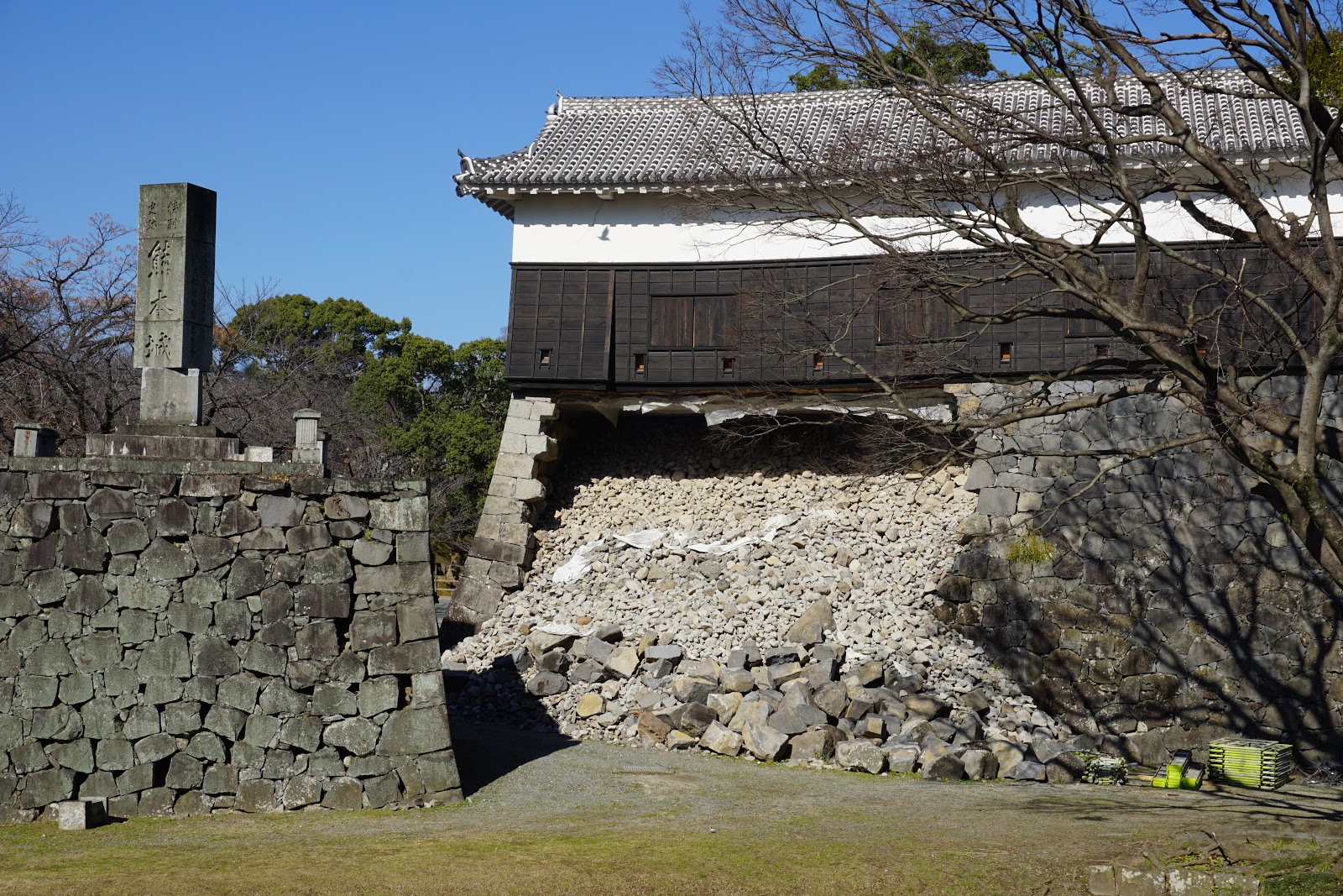 店のそばにある熊本城。地震被害の大きさをうかがわせる（2016年12月31日撮影、編集部）