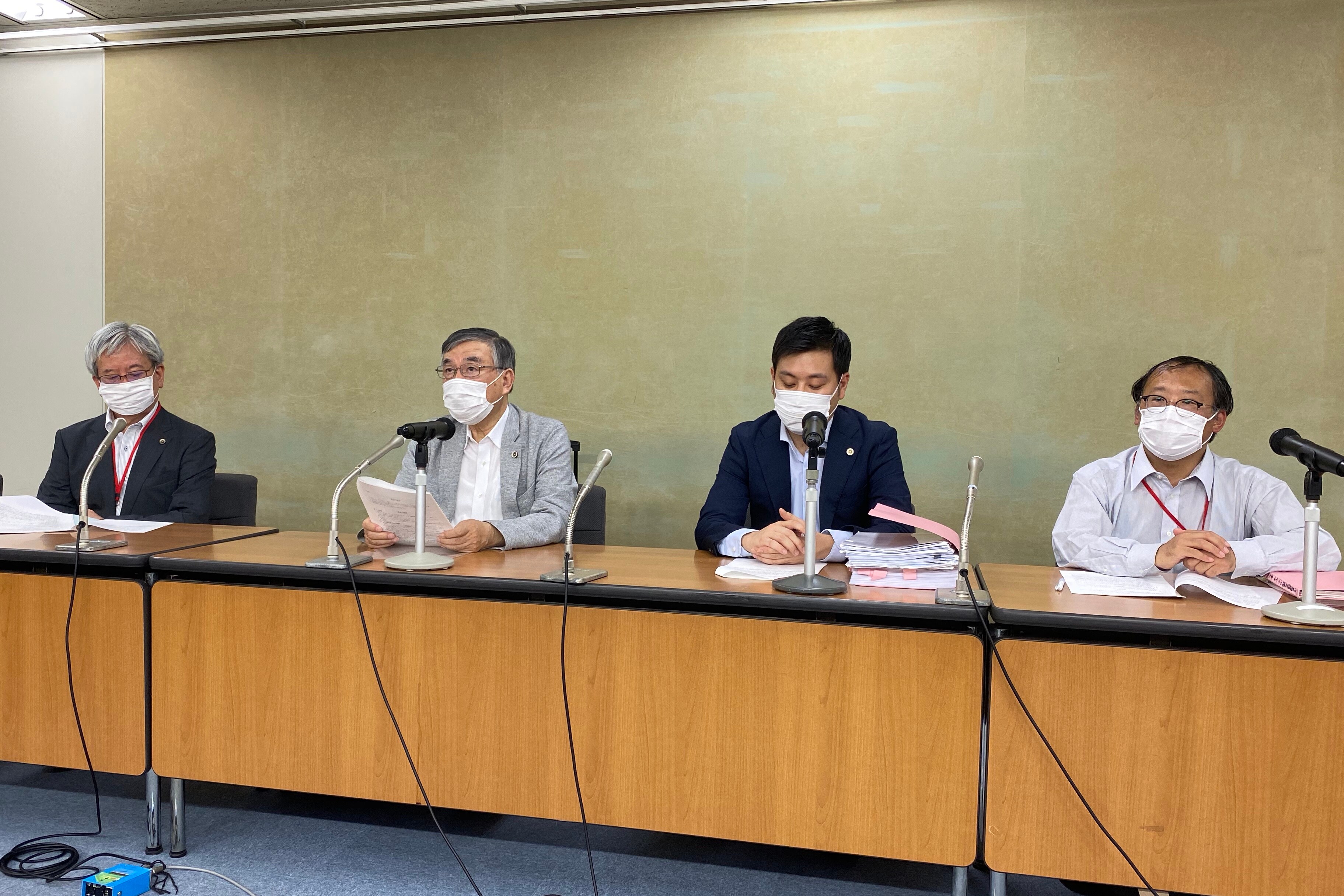 原告の代理人弁護士ら