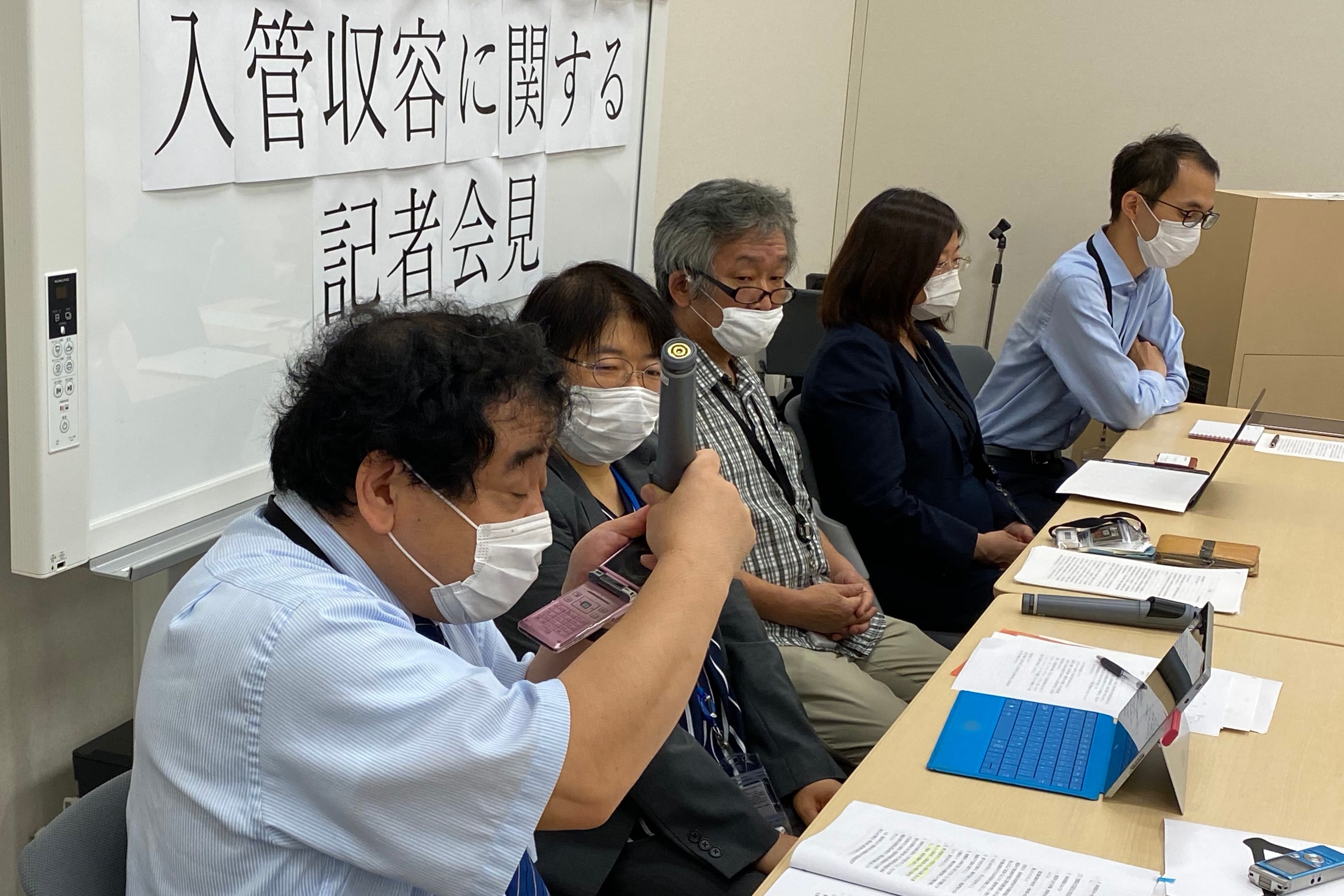 東京入管にいる被収容者と電話で話す指宿弁護士