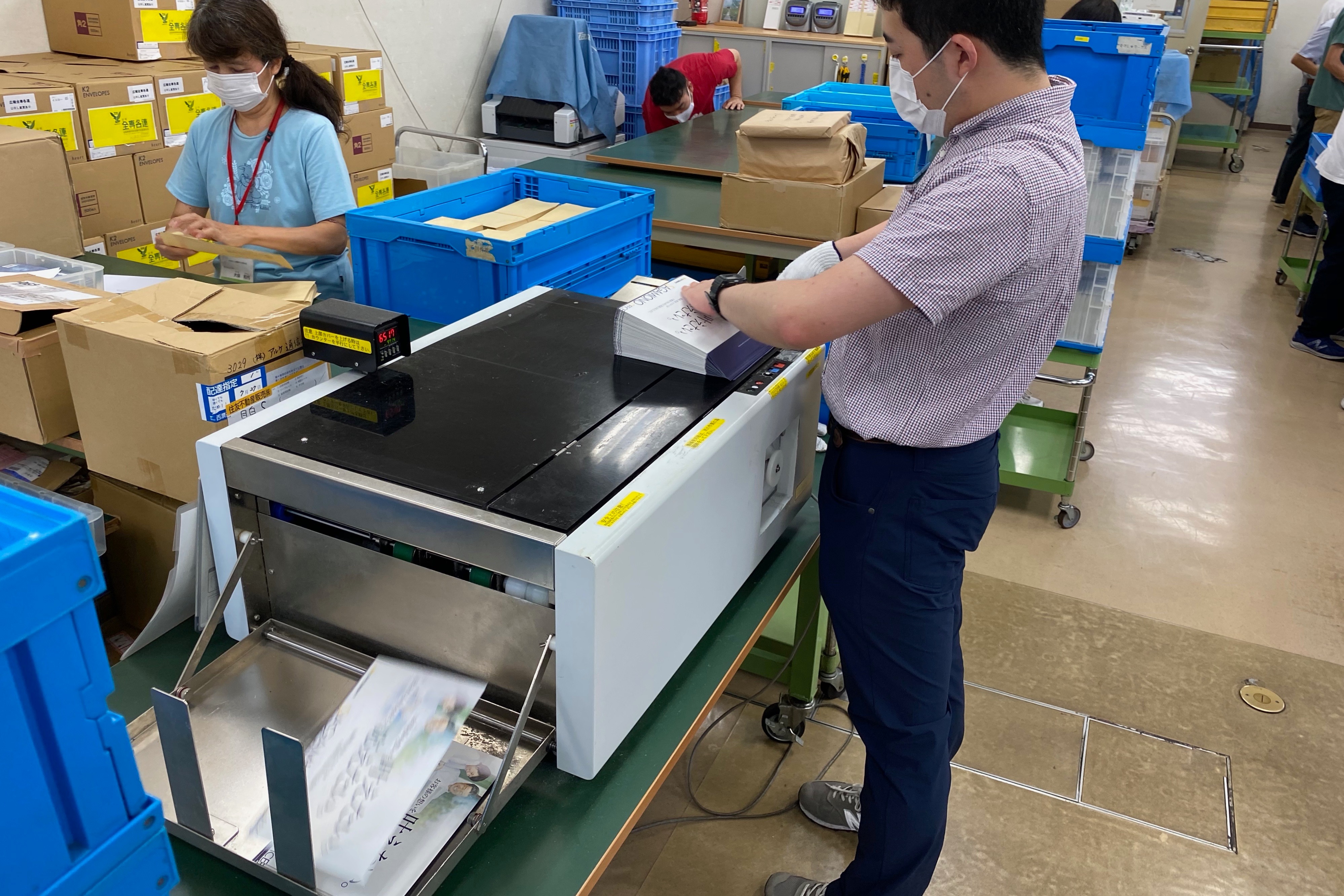 封筒を糊付けする機械