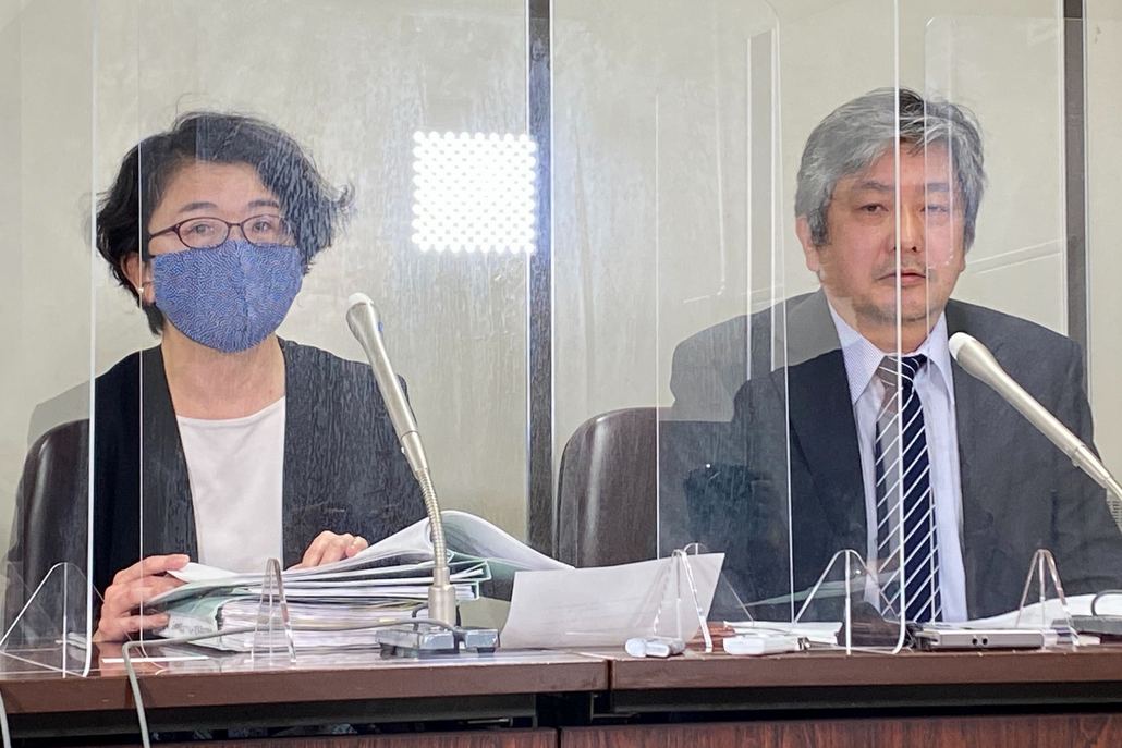 代理人の山本弁護士（左）と岩井信弁護士