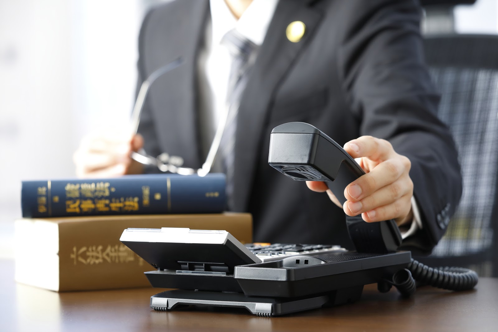 東京在住のAさんは電話でやり取りを続けた（tkc-taka / PIXTA）