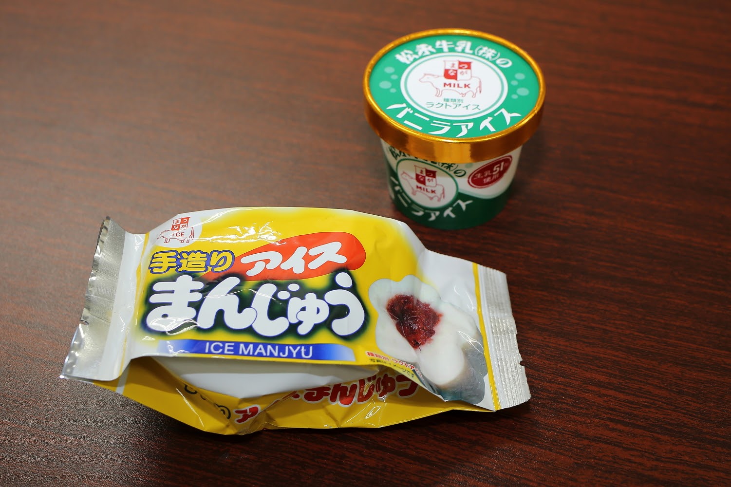 松永牛乳のアイスまんじゅうとバニラアイス