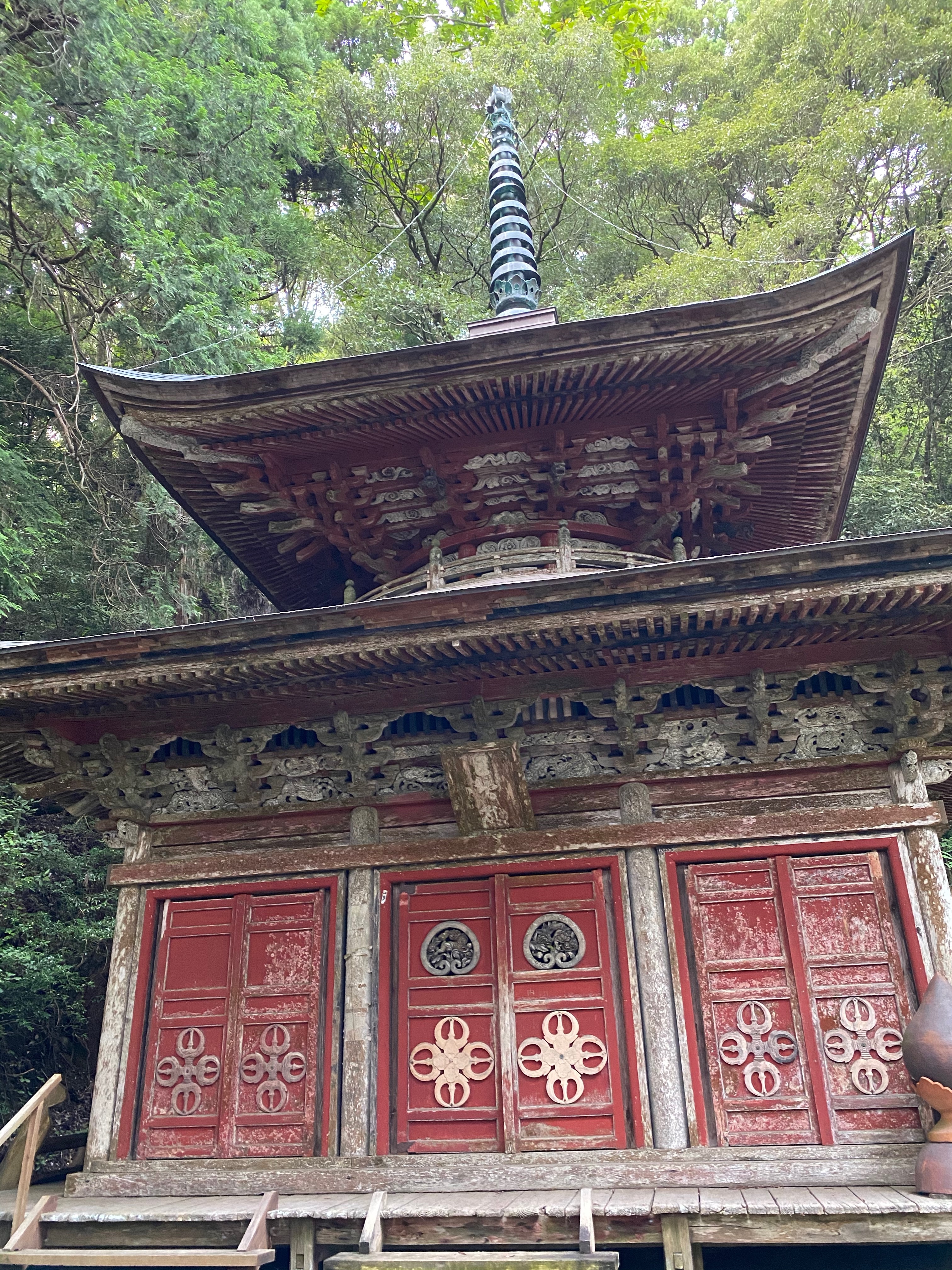 寺の敷地内には貴重な建築も