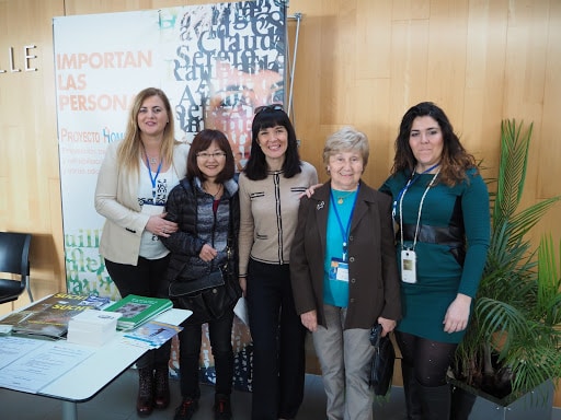 「プロジェクト・オンブレ」マラガ支部のディレクター、協力医、家族ボランティア、運営スタッフと近藤京子さん（本人提供）