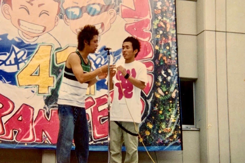 お笑いに打ち込んでいた高校時代の坂井弁護士（左）