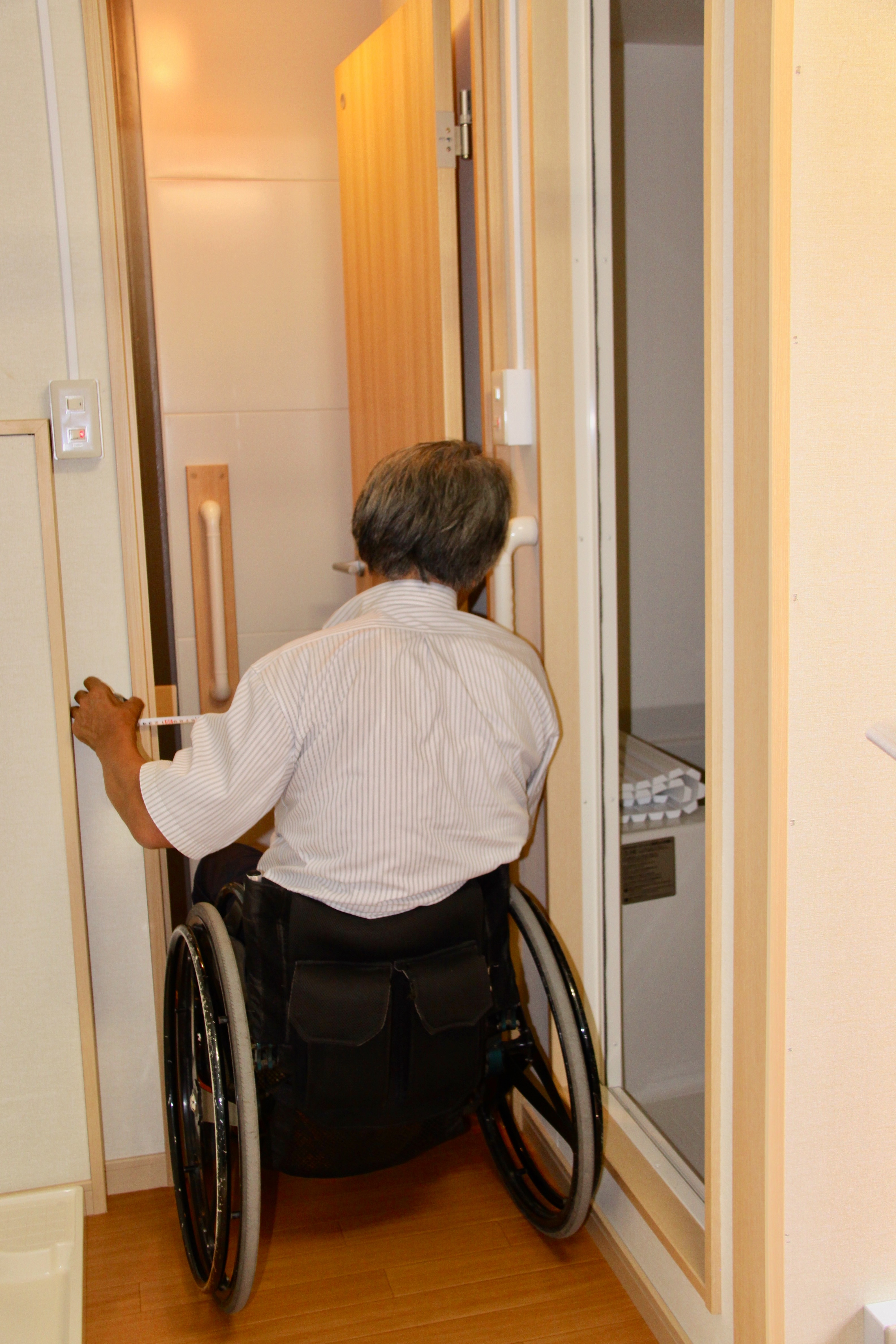 仮設住宅のなか。ドア幅の狭いトイレにも、車イスでは入れない