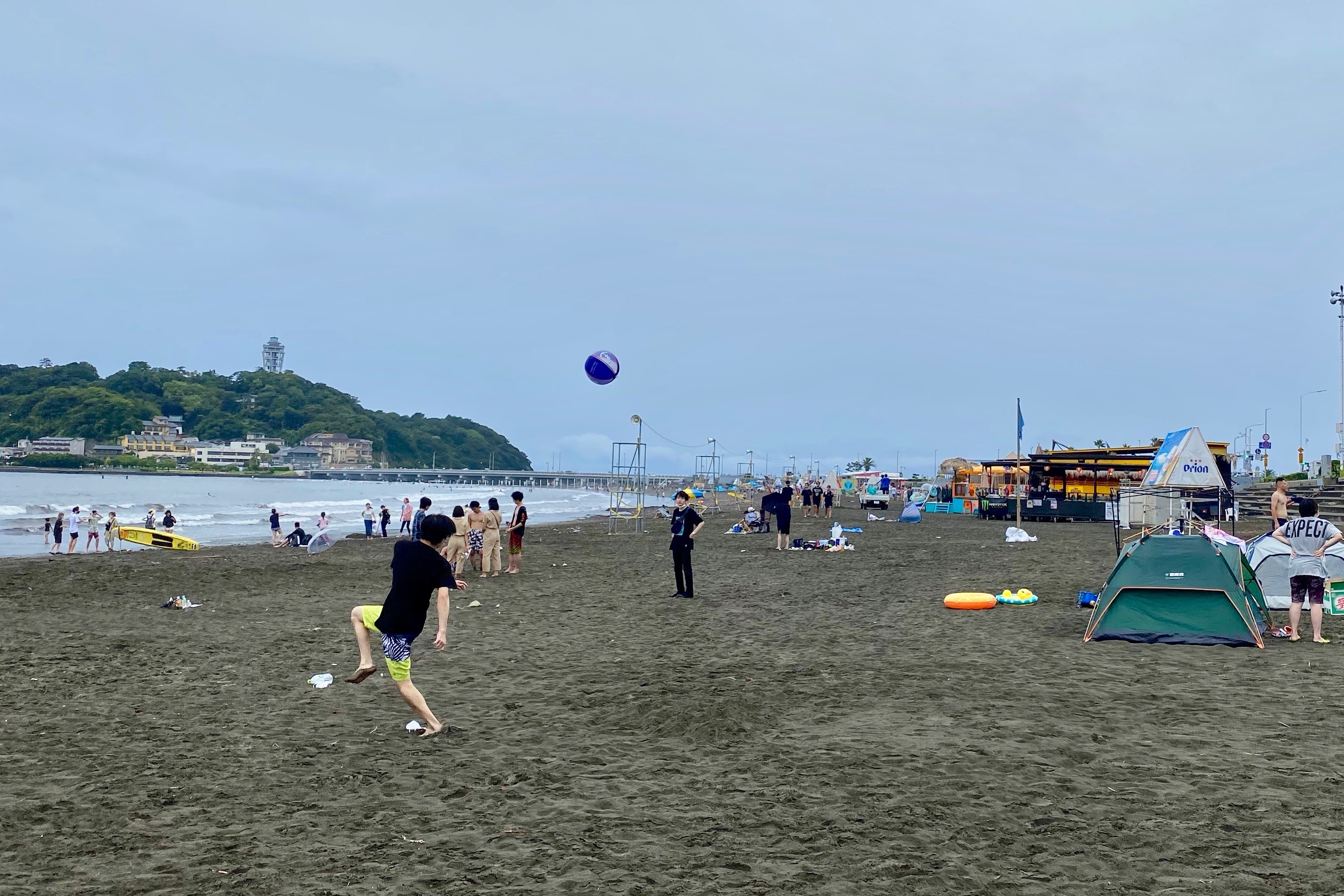 曇天に蹴り上げるビーチボール