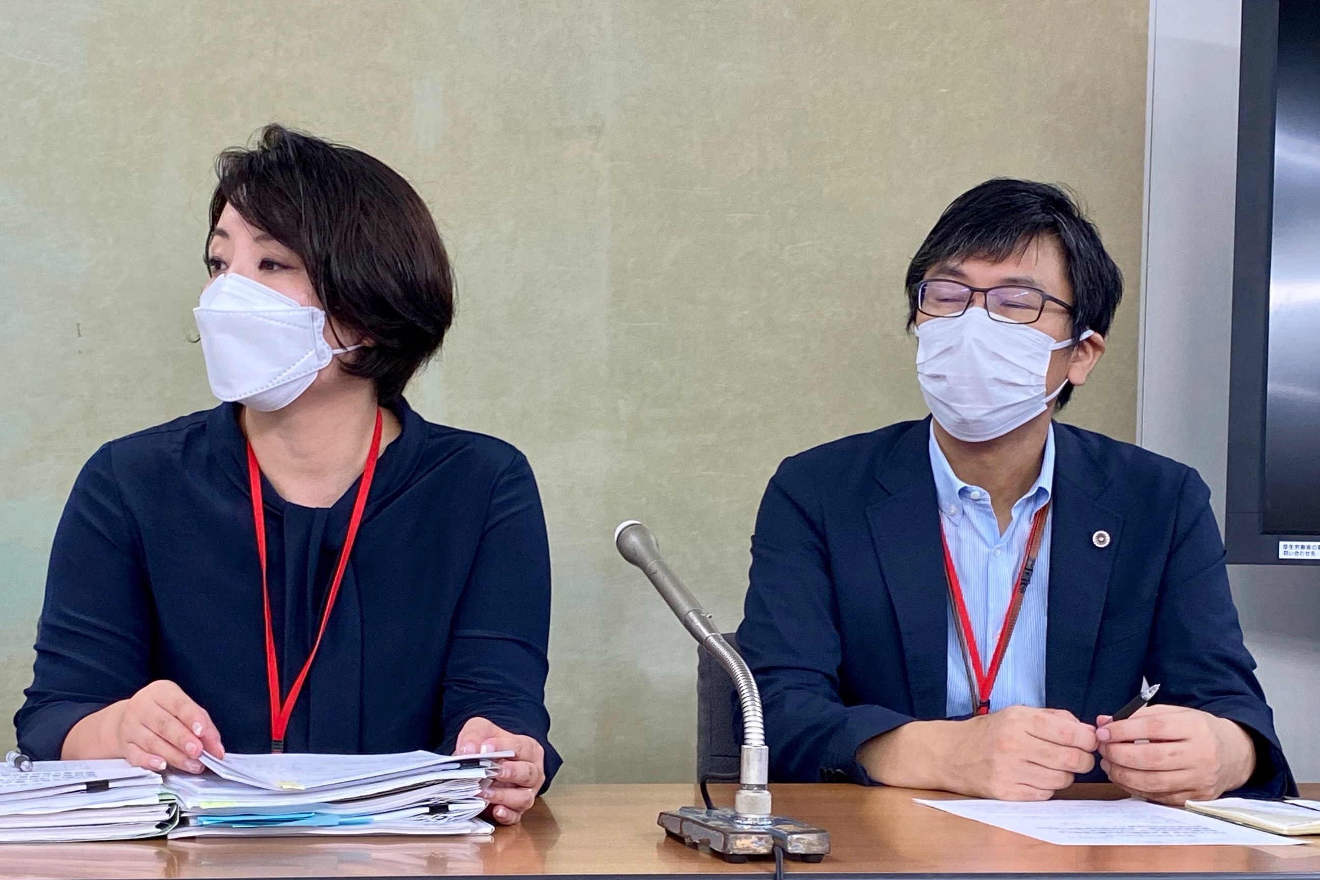 女性の代理人の小野山弁護士（左）、佐々木弁護士