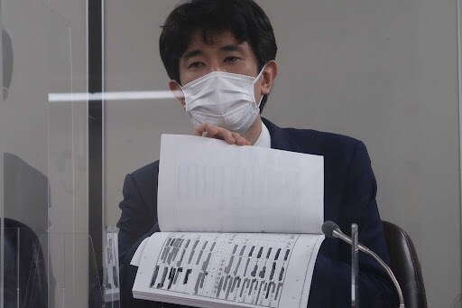 黒塗りの戸籍受附票を見せる小川隆太郎弁護士