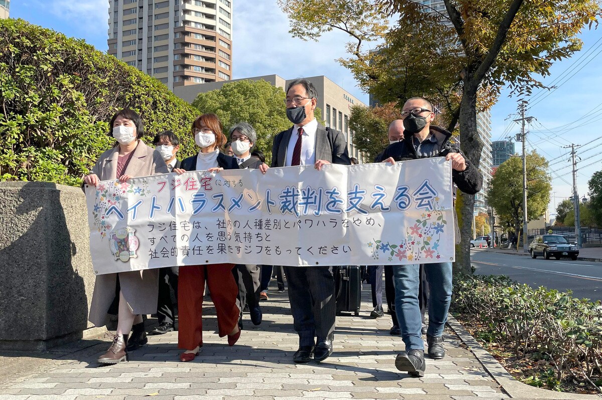 裁判所に入場する原告弁護団と支援者