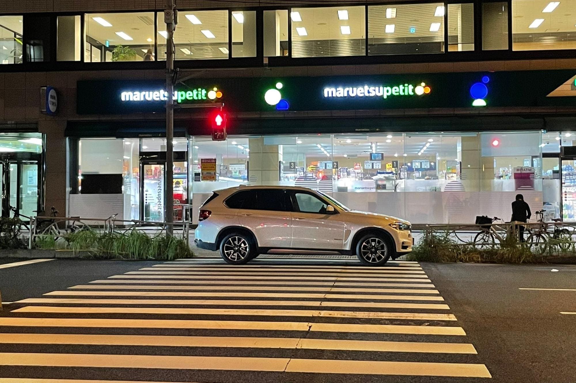 「横断歩道に路駐」と話題に（https://twitter.com/shuden_it/status/1563116758395125760）