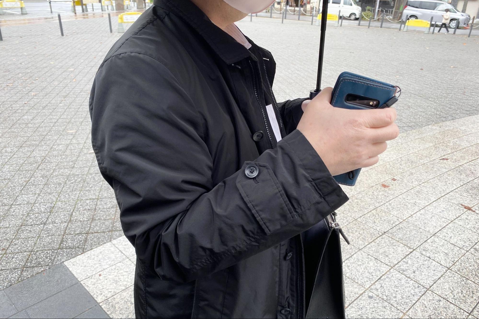 関山さんはスマホからデマを投稿した（撮影：弁護士ドットコムニュース）