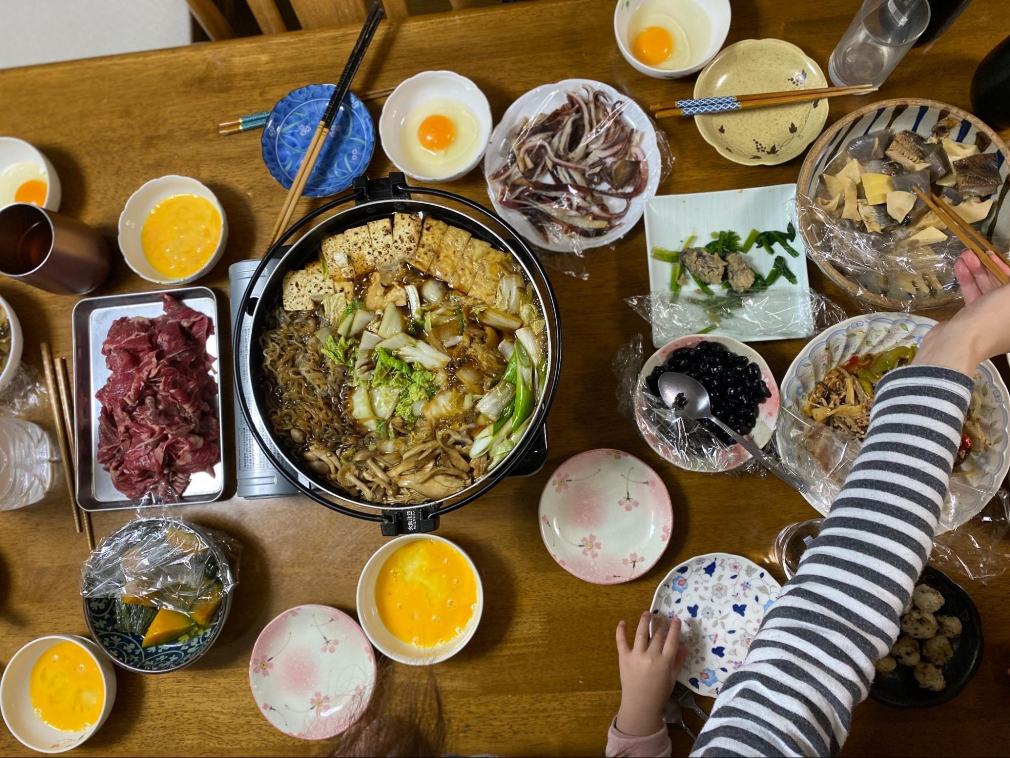 このテーブルの下に隠れた