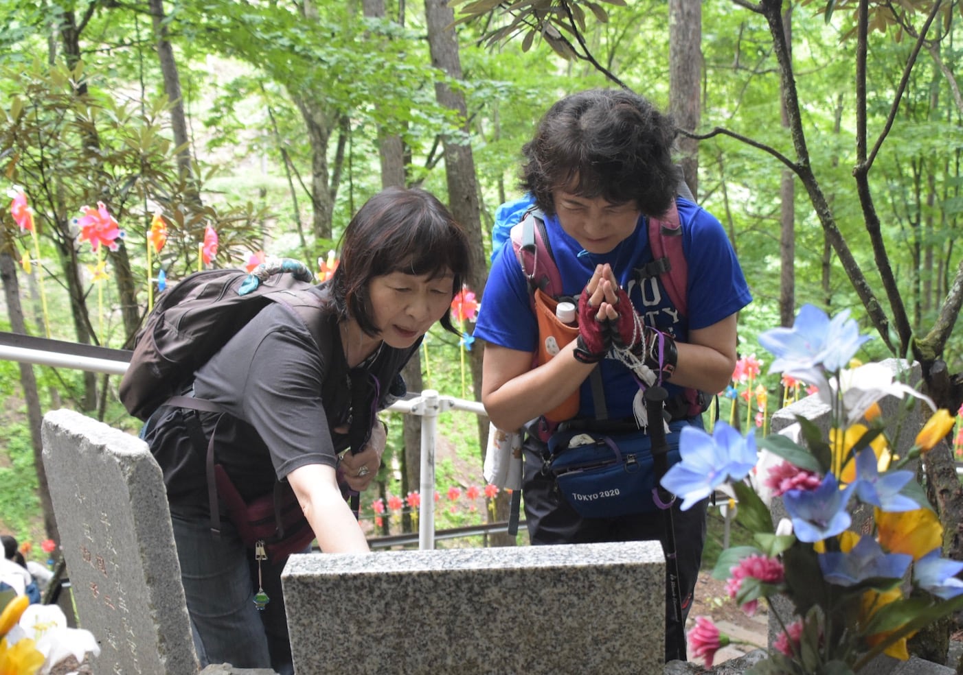 山道脇にある墓標に手をあわせる安部さん（左）と高橋さん（弁護士ドットコムニュース撮影）