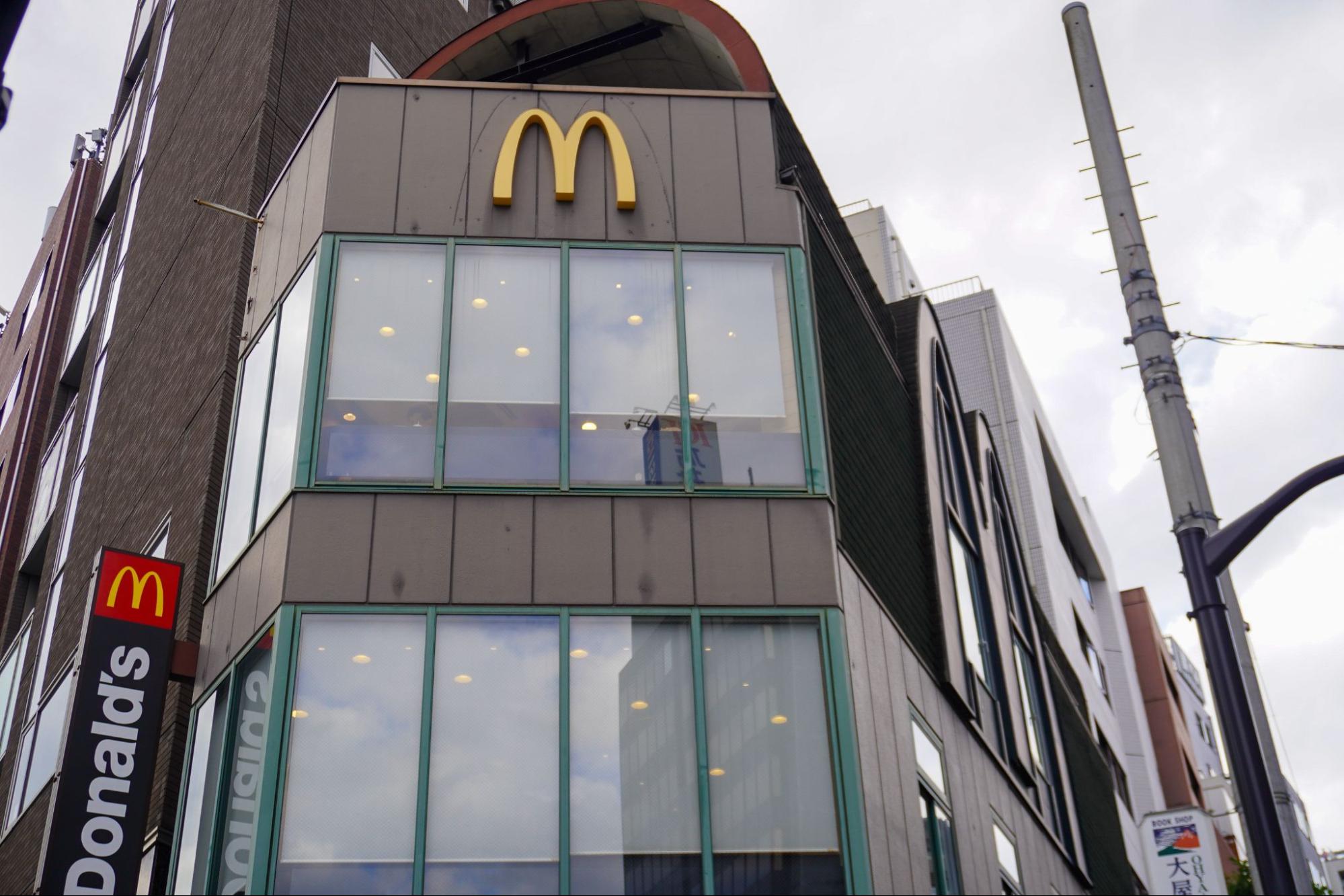 気づいてた？ 神保町マクドナルドの看板が、いつの間にか10年前