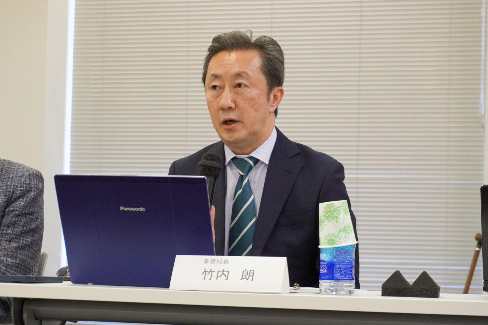 会見で話す竹内朗弁護士