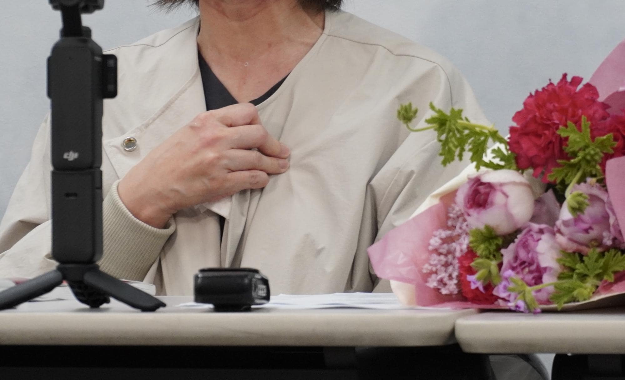 胸元を抑えて言葉を振り絞る女性検事